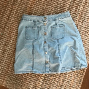 Jeanskjol  - Jättesöt jeanskjol i mjukt tyg. Väl använd men fortfarande i gott skick. 