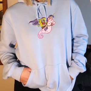 Hoodie  - Hoodie från H&M strl M men passar även S:) använd en gång så den e som ny!