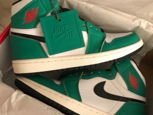 Air Jordan 1 High OG Lucky Green - ❤️ Intressekoll ❤️ Helt nya Air Jordan 1s. Aldrig använda. Endast fotade. Låda och allt ingår. Buda ❤️ (Lägsta bud 2000kr)