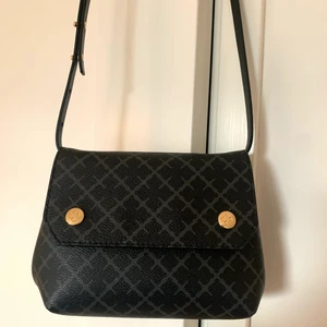 By Malene Birger axelremsväska - Superfin axelremsväska från By Malene Birger i färgen charcoal!🖤 Justerbart axelband och dustbag medföljer, knappt använd så i nyskick!🌟 Nypris 1799kr. Fler bilder kan fixas📸 Pris inklusive frakt.☺️