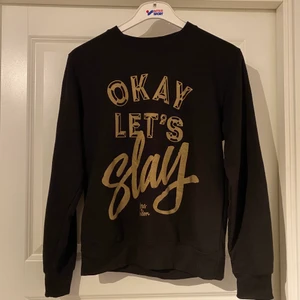 ”Okay Let’s Slay” sweatshirt - Sweatshirt från Bows Of London. Mycket fint skick. Finns i Västerås, annars står köparen för frakt.