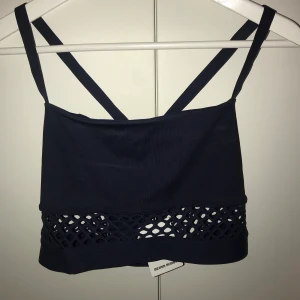 Better Bodies topp  - Säljer en marinblå träningslinne i stl Small från Better Bodies! Aldrig använd! 