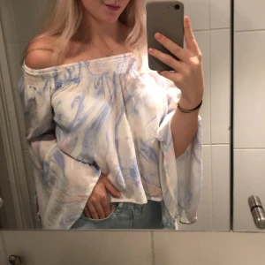 Topp från hollister strl xs  - Suoer söt topp från hollister i färgerna rosa, blå och vit. Strl xs men passar s bra också. Köparen står för frakten  (ca 40 kr) 💕
