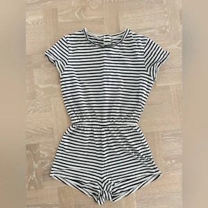 Playsuit från American Apparel - Randig playsuit från American Apparel. Strl M. Köpt för ca 500-600kr, säljes för 100kr!