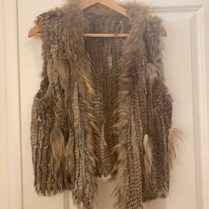 Pälsväst  - Äkta pälsväst i one size jätte fin kvalite och super snygg till hösten och våren över skinnjacka, använd ca 2 gånger.