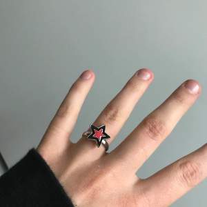 Säljer denna ring med en stjärna på. Ringen är lite bucklig som man kan se på andra bilden men det syns inte när den sitter på. Frakt 11 kr eller mötas upp i sthlm <3 