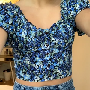 Topp från ginatricot - Populär topp från gina tricot😌 Är i nyskick och passar dig som har storlek S🤗 Köparen står för frakt 🚚 