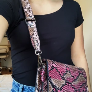 Unlimitväska - Supersnygg väska från unlimit som jag köpte för ca 600 kr på nelly.com. Är endast använd en gång och är därför i nyskick. Köparen står för frakt 🚚  Buda i kommentarerna😌