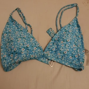 Bikini topp - säljer denna fina bikini topp (oanvänd) testade den en gång med insåg att den var för stor, storleken kan sjusteras💘
