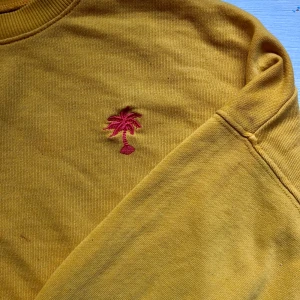 Tjocktröja - Fin vintage tjocktröjan från weekday. Storleken står xs men skulle säga att den passar mig som ändå är m. Köparen står för frakten