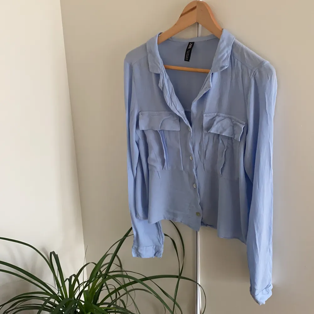💙En skjorta/blus från Zara i storkel S, mer mot XS. Den är i luftigt och lätt material. 💙. Skjortor.