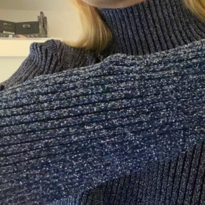 Tröja  - Glittrig tröja med polokrage🦋🦋