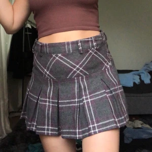 Vintage rutig kjol - Kjol från 90 talet! Fint skick! Köpare står för frakt🤎