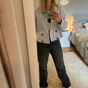 Babyblå blazer - Såå snygg blå blazer/overshirt från Prettylittlething. Köpt några storlekar större än min vanliga då jag ville att den skulle sitta oversized, jag har i vanliga fall S/M. Ganska tunt material, men jättesnygg att dra över nästan vilken outfit som helst. aldrig använd!!