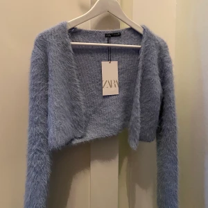 Fluffig ljusblå kofta från ZARA - Säljer denna söta fluffiga kofta från ZARA. Endast provad och prislappen är kvar 💙  Bud från 200 kr 