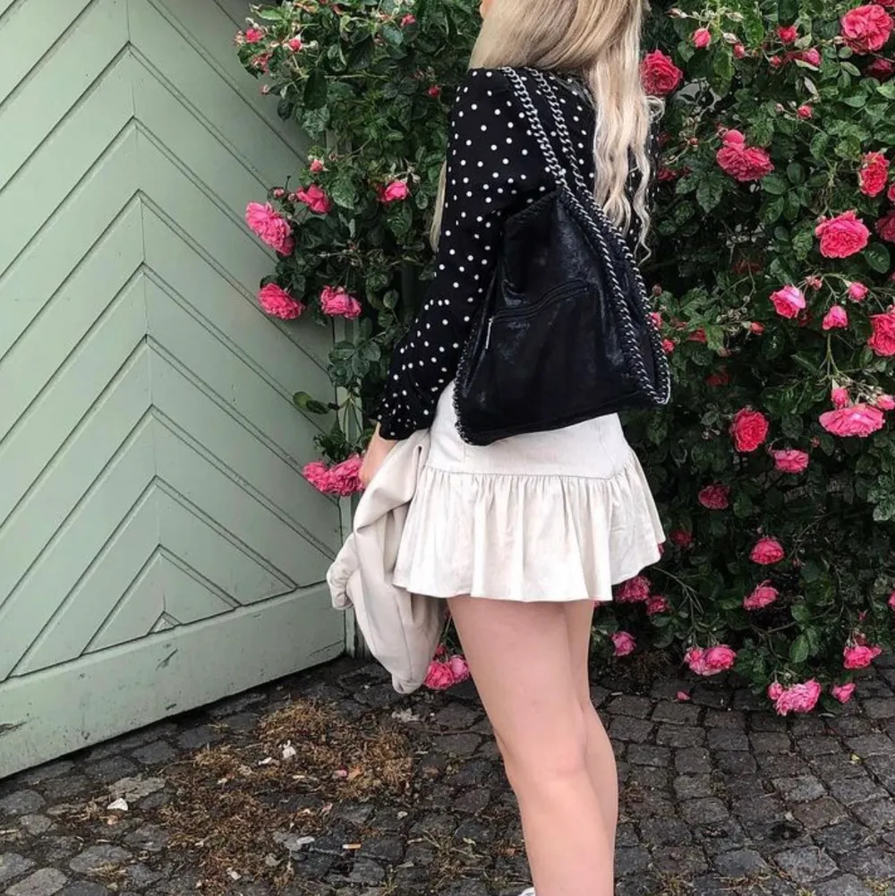 Perfekta sommarkjolen som passar till allt! Ex så snygg att ha under sweatshirts för en vardaglig look! Eller att styla upp galet snyggt och sexigt till fest! Säljer då jag har en liknande kjol. Nypris: 350:- . Kjolar.