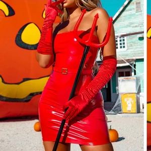 Röd klänning och djävulshorn  - Säljar min superfina röda klänning i PU läder 🥰 Använd en gång på halloween fest så är i nyskick och fick så mycket komplimanger för denna under kvällen. Verkligen superfin på med sjukt bra passform. I storlek M men den passar en S och XS också.❣️ Många som skrivit så buda i kommentarerna ❣️