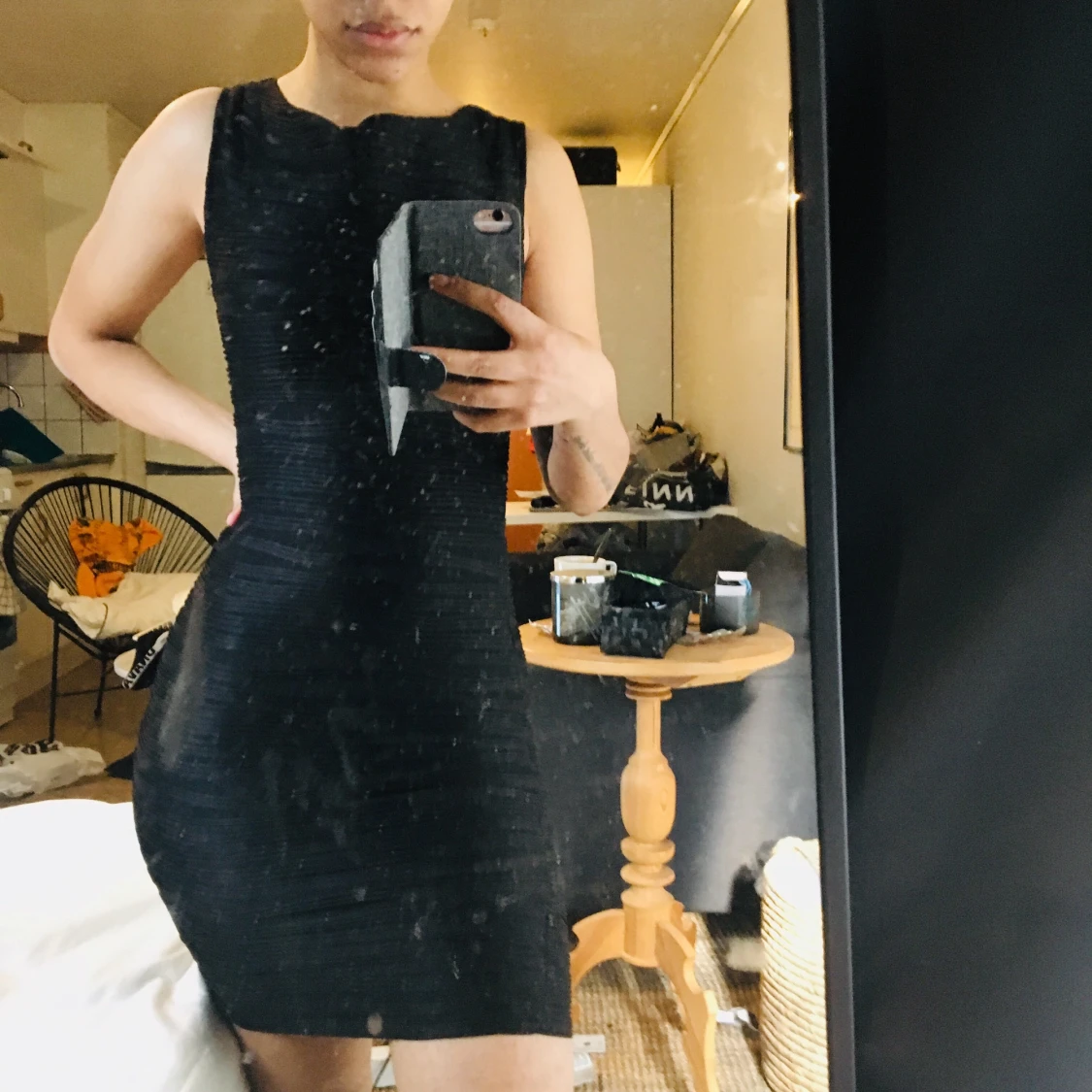 Oanvänd svart klänning