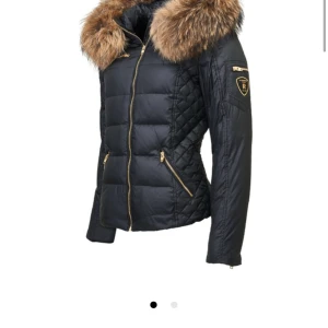 Rock and blue jacka - Använd sparsamt två vintrar, fint skick storlek 38 äkta päls. Kom privat för flera bilder. Fraktar (frakt ingår)🥰