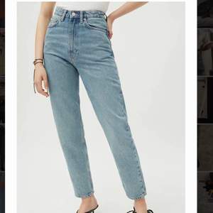 lägger upp denna igen fast med lite bättre bilder. Blåa jeans från weekday i modellen lash!🦋🤍 köpta för 500kr, superfint skick! Jag är 167cm lång😊. 150kr + frakt❤️❤️🥰 
