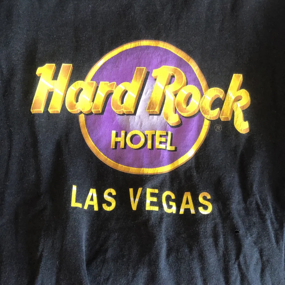 Hard Rock Hotel t-shirt köpt second hand. Köparen står för frakt.. T-shirts.