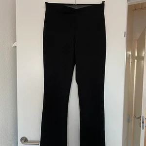 Leggingsaktiga byxor med markerad midja - Svarta leggingsaktiga byxor med lite bootcut & markerad midja (v-form framtill) från nelly! Använda 2 ggr. Byxorna är fodrade. Pris kan diskuteras💕💕