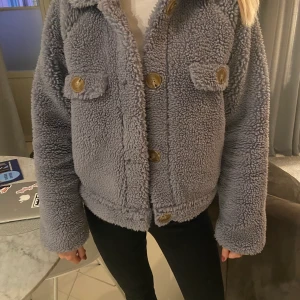 Perfekta jackan  - Jacka från missguided aldrig använd storlek 40. Har vanligtvis S/M. Bud börjar vid 200. Eller köp direkt för 350kr. Betalning sker via Swish 