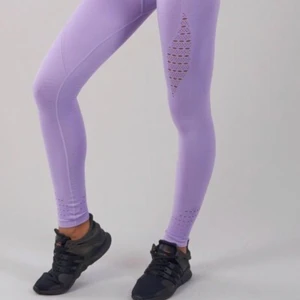 Gymshark energy seamless tights - Energy seamless tights i stl 36/38. Säljer då de är för stora för mig och jag är en vanlig 36. De är aldrig använda men köpte de begagnade. Buda i kommentarerna, budgivningen startar på 150 kr och 24 timmar framåt från första budet.