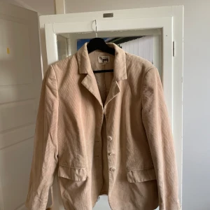 Manchesterkavaj!! - Kavaj i beige Manchester, tjockt och tåligt material. Storlek 42. Jag kan mötas i Fruängen, annars tillkommer fraktkostnaden. 