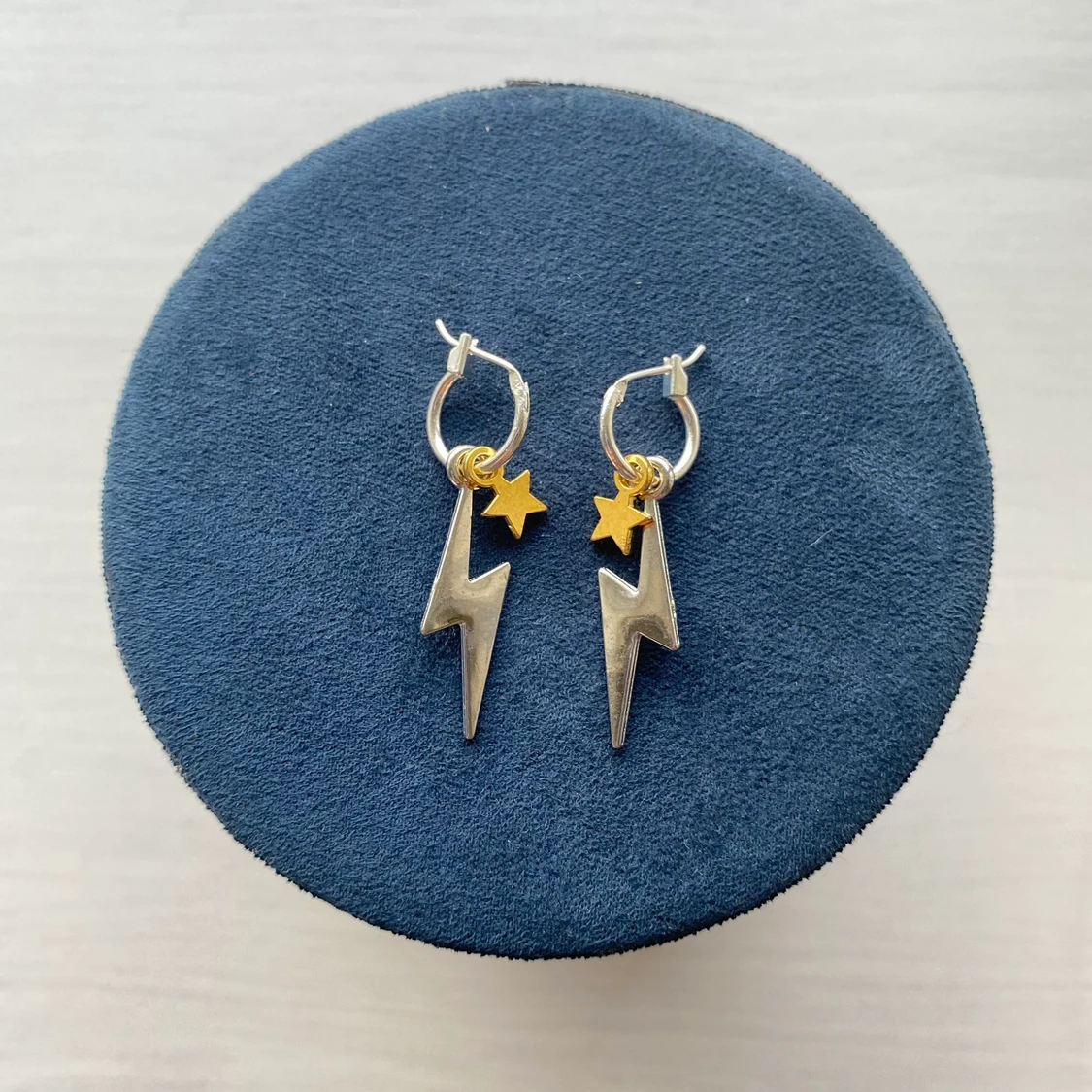 örhängen med blixt och stjärna