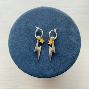 örhängen med blixt och stjärna  - Handgjorda örhängen i silver💞 Frakt 11kr💜 Fler smycken på insta @sthlm.jewelry💜