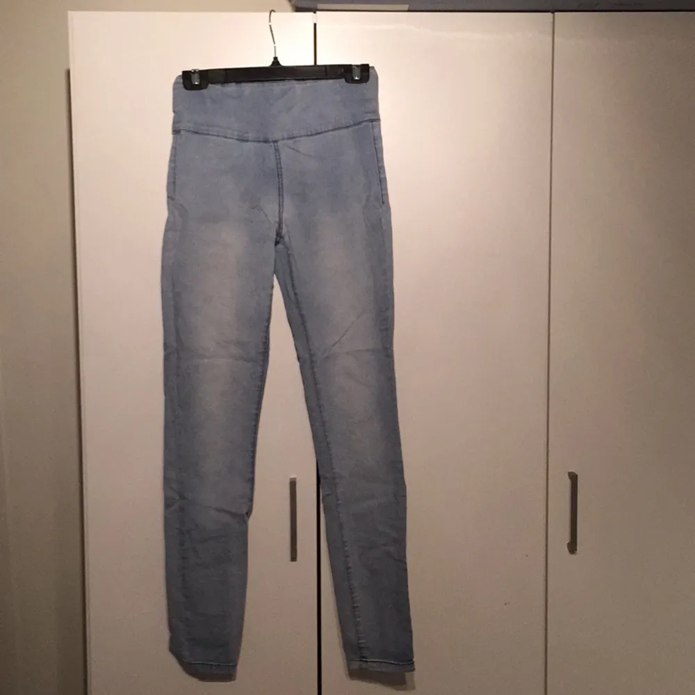 Ett par höga jeans med dragkedja bak. Använd endast ett par gånger!
100kr + frakt
(Kan få paketpris vid fler köp av mina kläder)
. Jeans & Byxor.