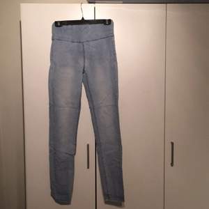 Ett par höga jeans med dragkedja bak. Använd endast ett par gånger!
100kr + frakt
(Kan få paketpris vid fler köp av mina kläder)
