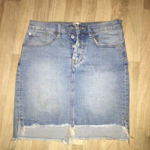 Jeans kjol - Säljer min supersnygga jeans kjol pågrund av att den inte satt som jag ville, använd en gång superfint skick, köparen står för frakt