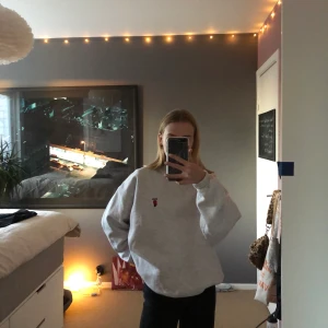 Vintage fila sweatshirt - Säljer min älskade FILA sweatshirt från Beyond Retro. Den är jättesnygg men använder den sällan💖 Den är i st M men skulle säga en oversize S. Jag är ca 165 å sitter snyggt oversize på mig! ( Den är längre i verkligheten än på bild 1 för vek in den )❤️ 