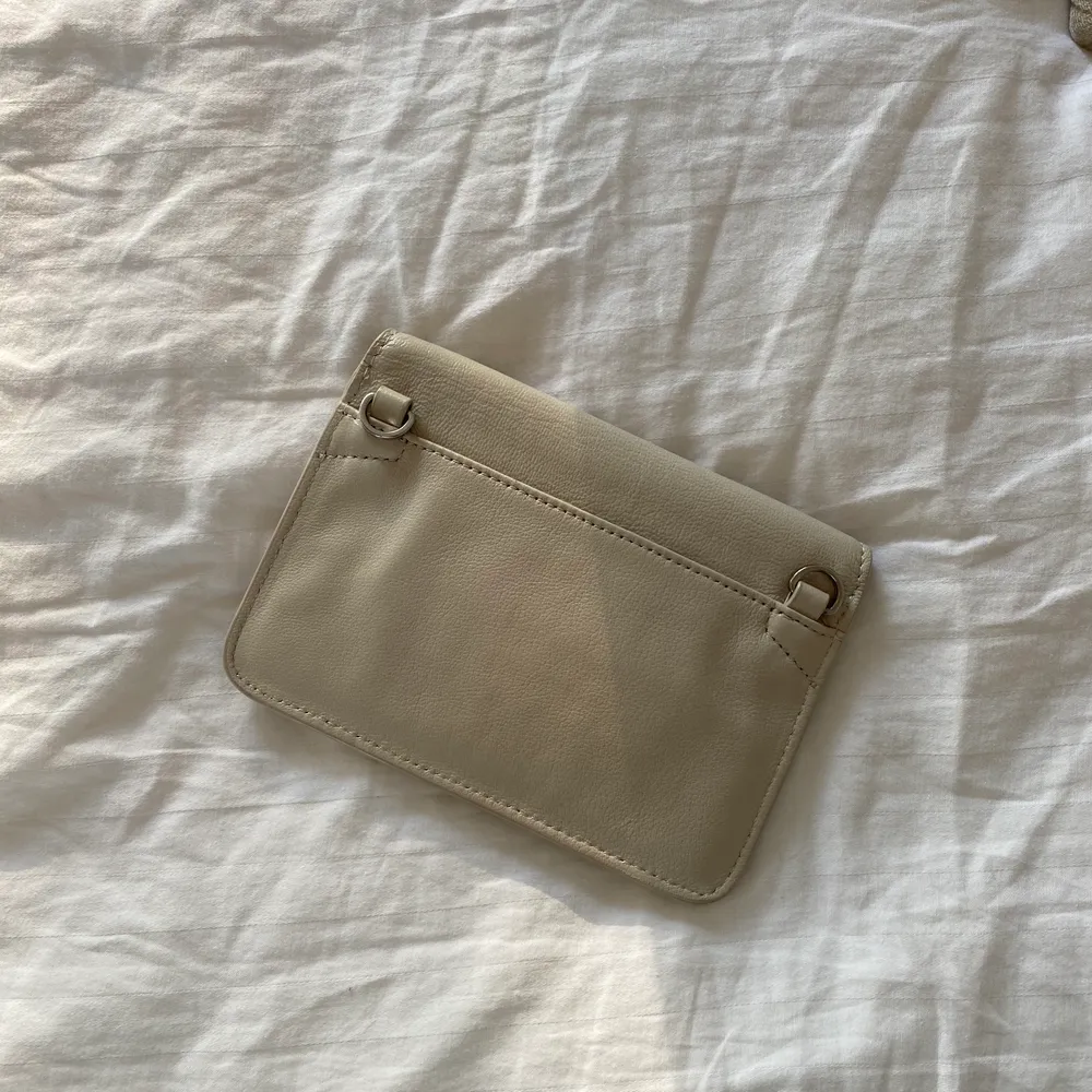 Klassisk clutch från Filippa K i modellen ”Tyra” i en underbar färg. Väskan är gjord av läder och går att bära både som clutch och crossbody. Köparen står för frakt (spårbart)! Jag skickar självklart med rekommenderat om det önskas 🪐. Väskor.