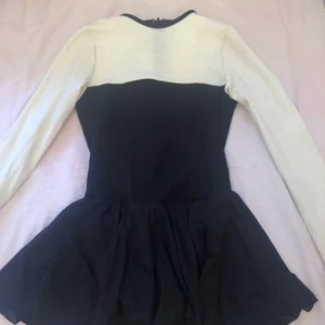 Konståkninsklänning - Konståkningsklänning i fint skick. passar 10 till 12åringar. 