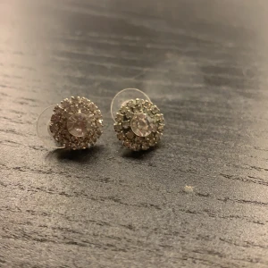 Glittriga örhängen  - Så fina örhängen med kristaller, aldrig använda och är små i storleken