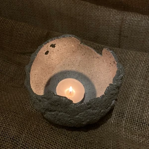 Gjutna lyktor i betong  - Lyktor gjutna i betong och sedan handmålade, kan även användas som krukor 😍