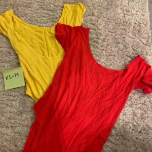 Body öppen rygg - Super fina body med öppen rygg, den röda är använd 1 gång och den gula är helt ny! Välj att köpa en för 40kr eller båda för 60kr! Fler bilder kan skickas vid önskning!