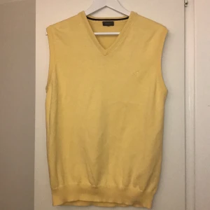 Gul väst! - Jättefin gul väst! Använd ca 3 gånger inte sliten. Kan mötas upp och frakta, pris kan diskuteras! 💕💕💕sitter lite baggy på mig som är xs/s men funkar till m!