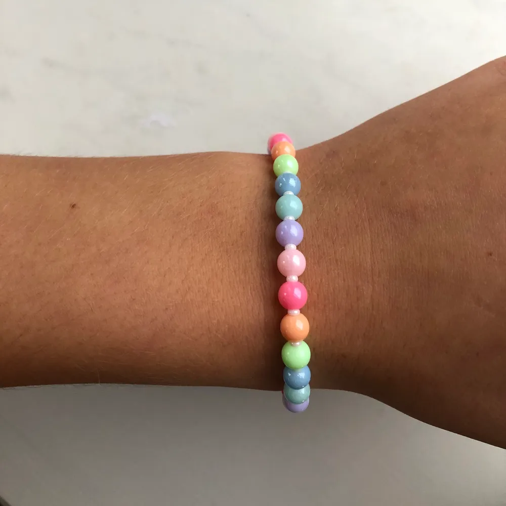 Armband med olika färger 🌟 följ @s.byelsa på instagram för mer. Accessoarer.