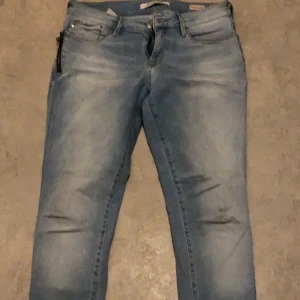 Blåa jeans - Väldigt skön plagg säljer den för att den är för liten för mig