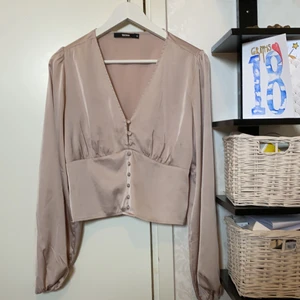 Fest topp! - Finaste toppen i typ champagne färg från Bik bok. Använd 1 gång! Storlek M sååå fin!