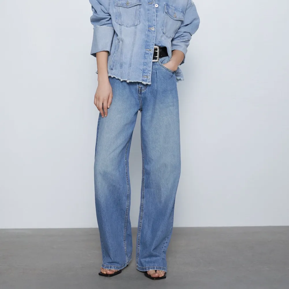 Wide leg jeans från Zara i storlek 36! Helt oanvända med prislappen kvar, slutsålda på hemsidan. . Jeans & Byxor.
