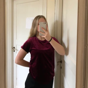 Vinröd sammet t-shirt - Så härlig vinröd tröja i sammet. Används tyvärr för lite, så i fint skick❤️