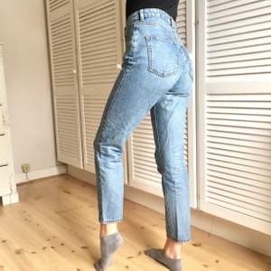Superfina jeans från Monki i 100 % bomull, modellen Kimomo high relaxad och storlek W28 (Något korta på mig som är 175 cm lång). Skriv till mig om du är intresserad eller om du har några frågor👖Fraktkostnad tillkommer! 