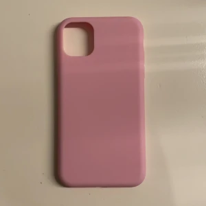 Ljusrosa mobilskal från HM - Mobilskal för iPhone 11 köpt från HM för 100 kr. Säljer eftersom att jag inte tycker färgen passar så bra på min svarta mobil.