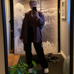 Svarta jeans - Svarta jeans från madlady! Skitsnygga perfekt passform! Säljer pga har flera svarta jeans🤗använd 2 gånger!! Storlek 34, längd 30. Har även ett par till svarta raka som jag säljer!! 