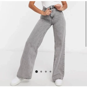 Jeans - Säljer ett par sånna här jeans i mörkare färg från monki.dem är i storlek 34 och knappt använda. Hör av er för fler bilder❤️(första bilden visar bara passformen, inte rätt färg)